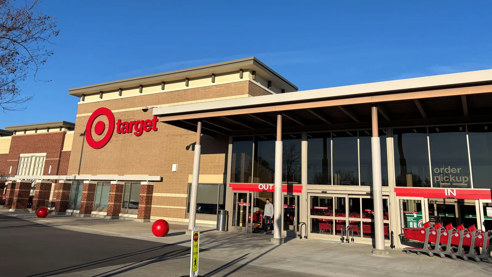 Navigating the Bifurcated Consumer: A Deep Dive into Retail’s Economic Outlook